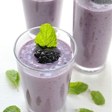 Blackberry, banana and mint smoothie